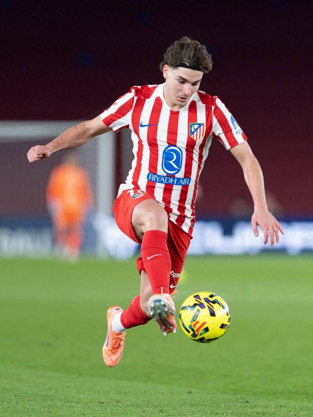 包含从巴塞罗那围绕欧联遗憾出局到莱万多夫斯基在德国队比赛中夺冠，蒂姆连续五场比赛得分超过大胜的词条