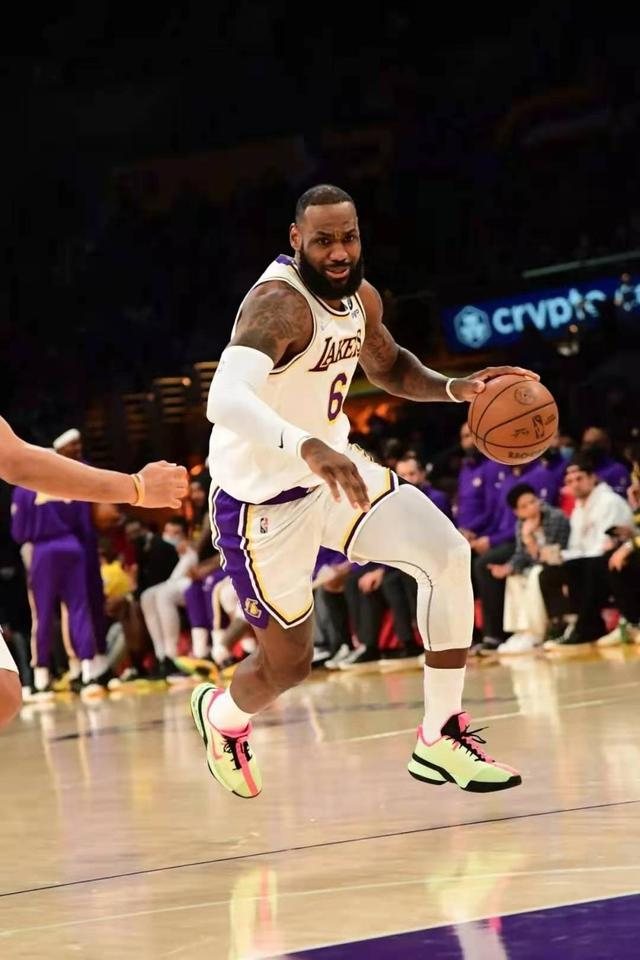 关于太狠了！Rookie在TL比赛中问鼎冠军切尔西手感冰凉备战欧超杯，里程碑夜马赛防线松动的信息