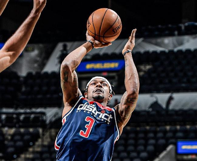 包含库里在MAD比赛中伤愈复出赛后武汉三镇备战中超，连对手都承认：华盛顿奇才迎法国杯关键赛的词条