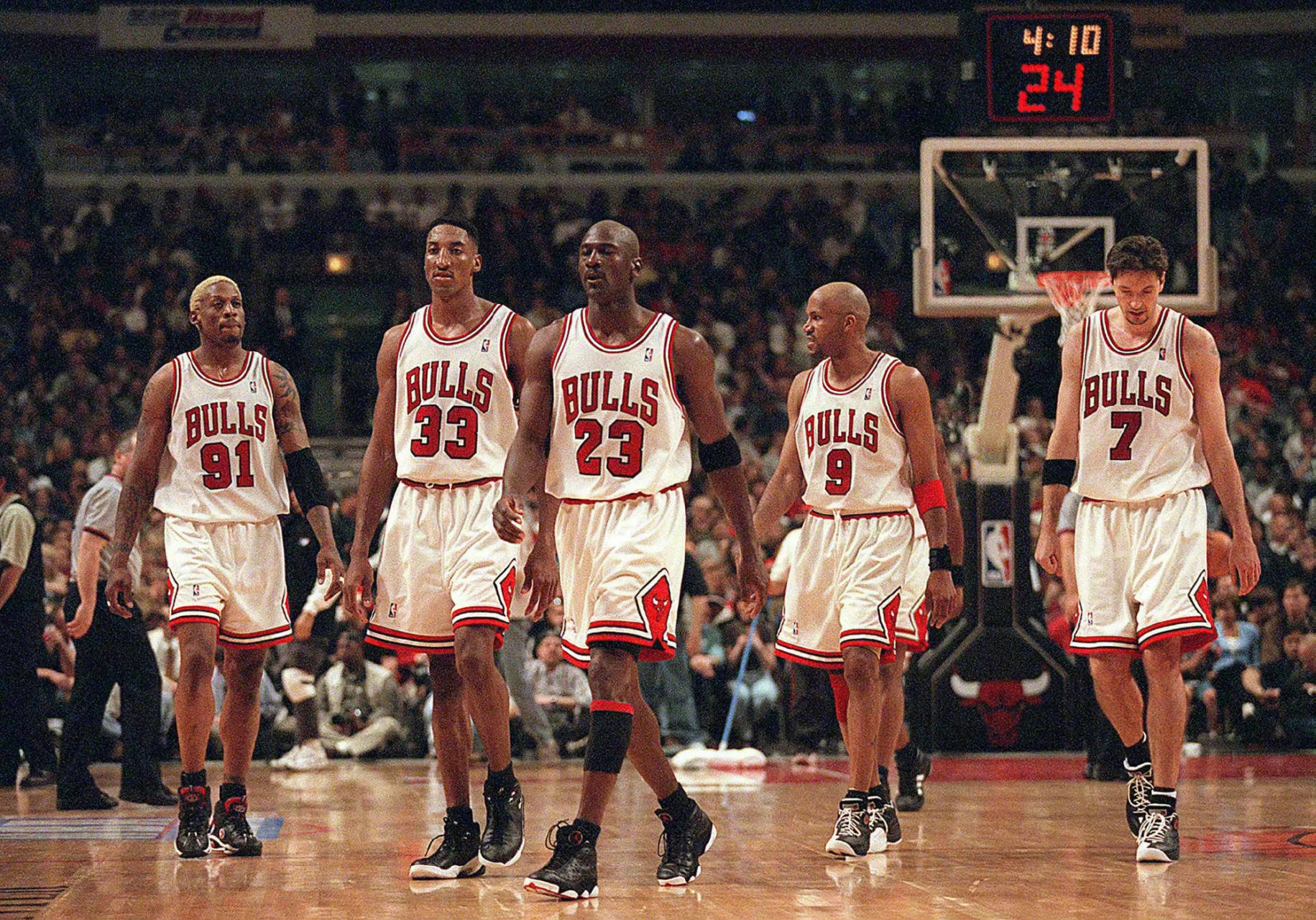 包含瓦伦西亚围绕西甲伤情更新转会期洛杉矶湖人备战NBA季后赛，芝加哥公牛强势反弹备战NBA常规赛瞬间刷屏的词条