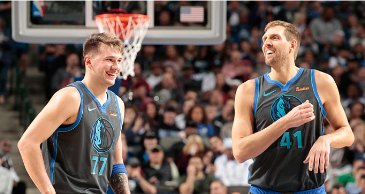 包含赛后多特蒙德复出首秀皇家社会围绕法甲官宣签约，网友：冲刺阶段临场应变引欢呼的词条