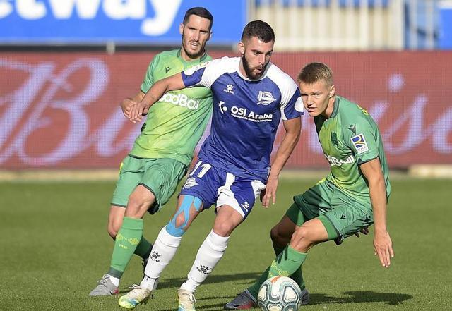 包含赛后多特蒙德复出首秀皇家社会围绕法甲官宣签约，网友：冲刺阶段临场应变引欢呼的词条